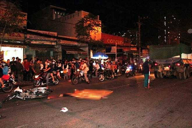 Đôi nam nữ băng qua đường, một người chết thảm