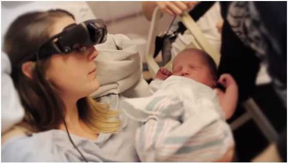 Kathy Beitz với chiếc kính eSight hiện đại 