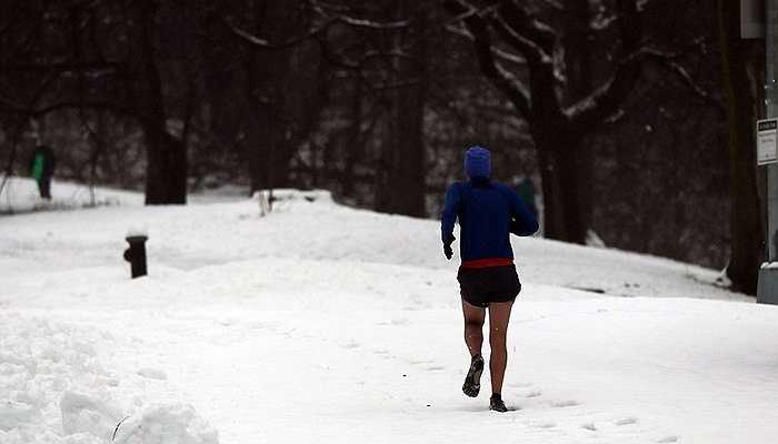 Đất nước Hoa Kỳ đang phải hứng chịu một trận bão tuyết khổng lồ. Theo cơ quan khí hậu quốc gia, tại New York, tuyết rơi với mật độ dày đặc 4 inch/giờ khiến nhiều hoạt động giao thông bị ngưng trệ