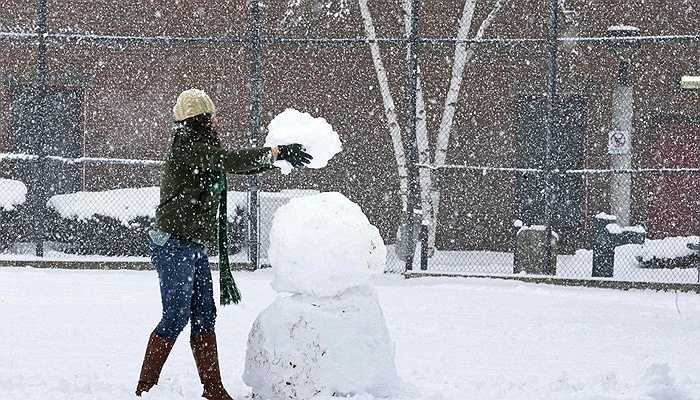 Một người phụ nữ đang chơi đùa với tuyết