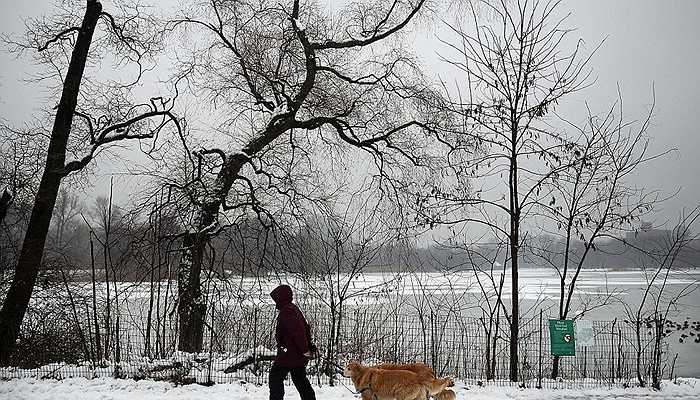 Cơn bão tuyết sẽ còn tiếp tục phủ dày thêm các con đường ở New York, Mỹ