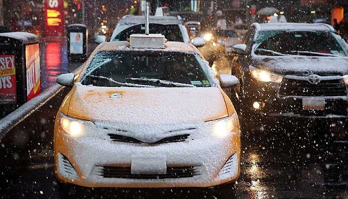 Những chiếc ô tô phủ đầy tuyết