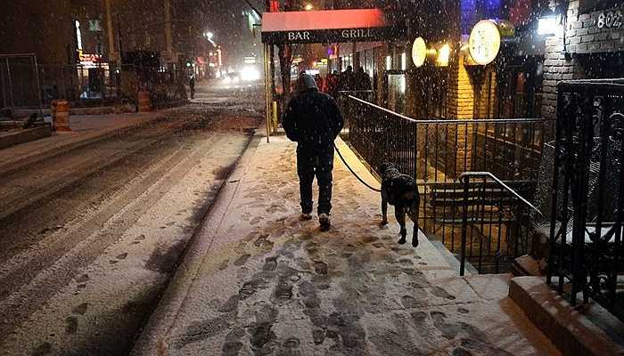 Vào buổi tối, khi tuyết ngừng rơi, mọi người khẩn trương tích trữ đồ ăn và nhu yếu phẩm