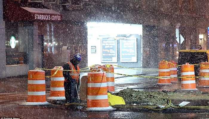 Nhân viên dọn tuyết bảo trì mặt đường và các ống nước