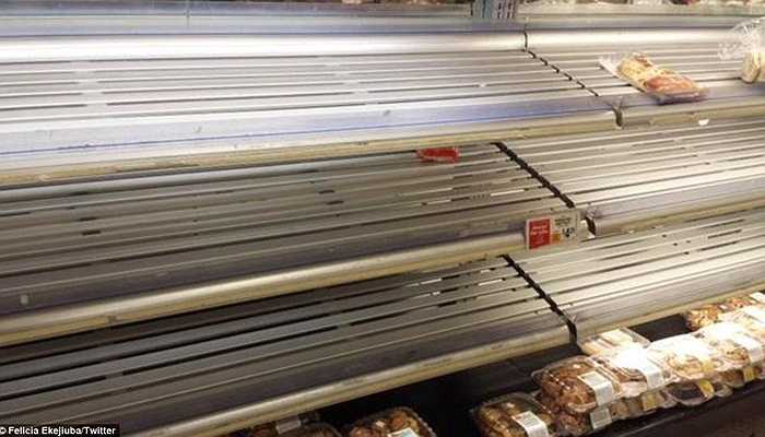 Cảnh trơ trọi tại một gian hàng bày bán bánh mỳ. 