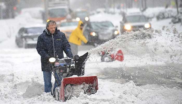 Dự báo trận báo tuyết còn kéo dài trong một vài ngày tới. Ngày 27/1, số lượng chuyến dự kiến sẽ phải ở lại sân bay là hơn 1.000 chuyến. Ảnh: người dân sử dụng máy dọn tuyết để làm thông thoáng đường phố