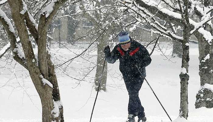 Lượng tuyết phủ được dự đoán sẽ tiếp tục dày thêm. Trong ảnh, một người dân phải sử dụng gậy trượt tuyết để di chuyển trên đường đi