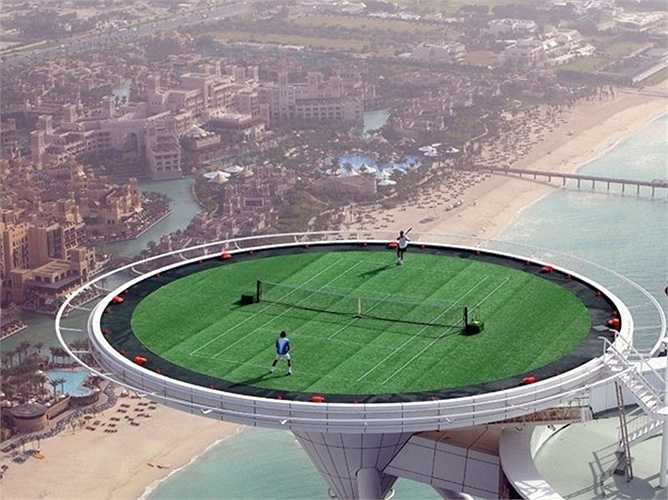 Chơi tennis trên độ cao gần 400m, vốn là bãi đáp trực thăng của tòa tháp chọc trời Khalifa được biến thành sân chơi của nhà giàu ở đây (An Trần)