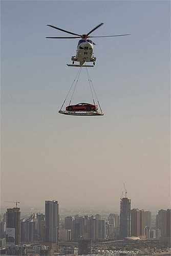 Cuối tuần, những tay nhà giàu còn thuê trực thăng cẩu siêu xe ra sa mạc để chơi môn đua xe đồi cát khá mạo hiểm.