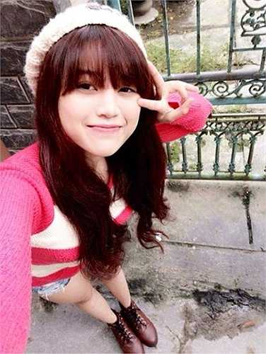 Cô bạn 9X cũng được nhiều người biết tới hơn khi có chuyện tình khá đẹp cùng chàng ca sĩ JC Hưng của nhóm FBBoiz.