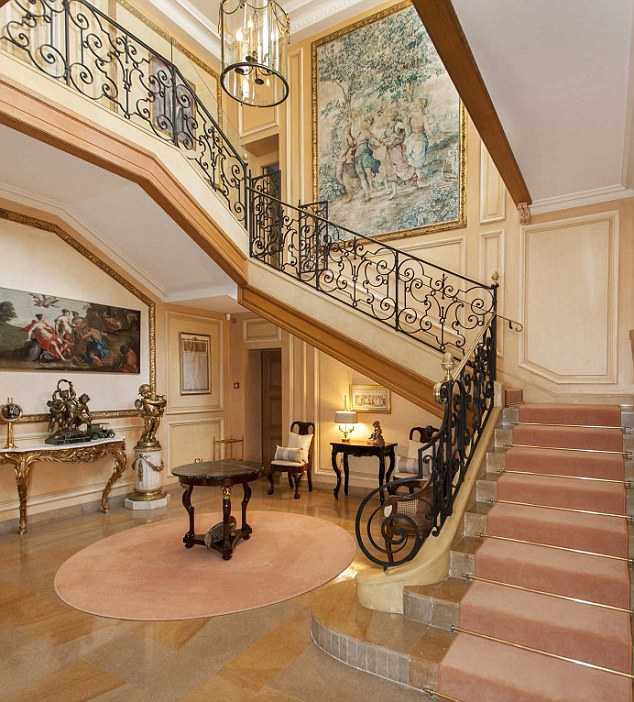 Sảnh chính của khu biệt thự được trang trí hết sức cầu kỳ