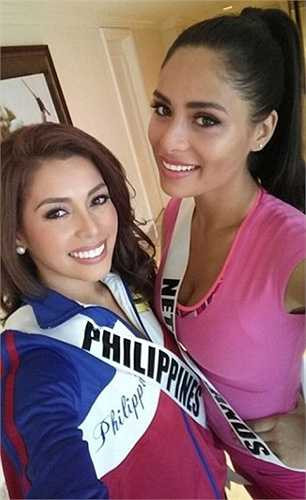 Yasmin chụp ảnh cùng Hoa hậu Philippines