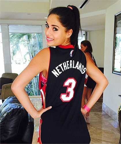 Khỏe khoắn trong trang phục bóng rổ