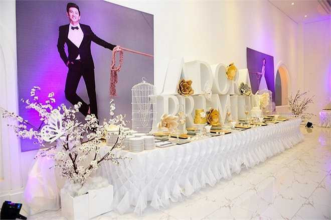 Khu vực sảnh tiệc được trang trí khá sang trọng với tông vằng trắng, khăn trải bàn xếp gấp độc đáo, những bông hoa vàng nổi bật, tạo điểm nhấn lịch thiệp cho không gian lãng mạn. 