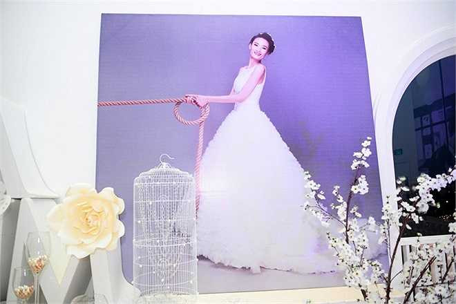 Phía trên tường là ảnh cưới ngộ nghĩnh của cô dâu Lê Thúy và chú rể Đỗ Khải An. Cả hai tràn đầy hạnh phúc trong từng khung hình, minh chứng cho kết tinh tình yêu sau hơn một năm quen biết và tìm hiểu của bộ đôi. Vượt qua nhiều tin đồn, họ chính thức trở thành vợ chồng trong hôn lễ lần hai này.