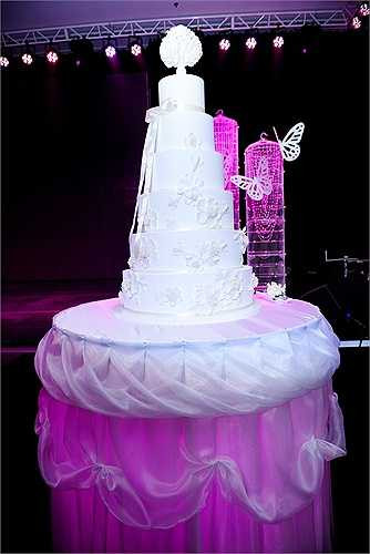 Bánh kem nhiều tầng có gam màu trắng tinh khiết, tượng trưng cho tình cảm sắc son, trong sáng của cặp tân nương, tân lang.