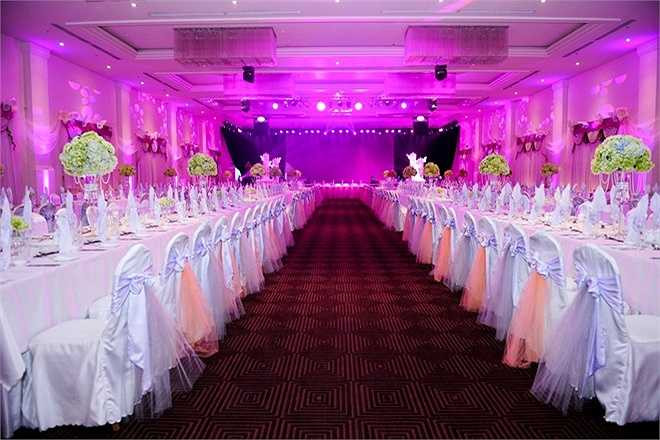 Hành lang dẫn đến sân khấu của buổi tiệc cũng được trang trí khá đơn giản nhưng rất gọn gàng và thuận mắt. 