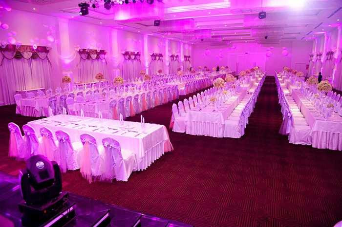 Ông xã Lê Thúy hé lộ, có khoảng 200 khách mời là bạn bè thân thiết của cặp đôi tham dự lễ cưới. Để có một không gian tiệc cưới như ý dành tặng cô dâu, chú rể Đỗ Khải An mất nhiều thời gian cho việc lên ý tưởng trang trí, chuẩn bị nguyên liệu. Bạn bè thân thiết cũng hỗ trợ chú rể trong việc hoàn thiện ý tưởng theo đúng tiến độ. (Theo Zing) 