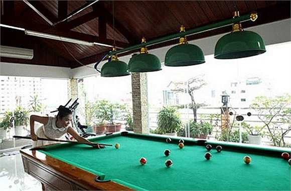 Dù không nói về toàn bộ khối tài sản của mình, nhưng nhìn vào biệt thự nghìn mét và siêu xe Lexus mui trần của Mỹ Lệ cũng không ít người choáng.