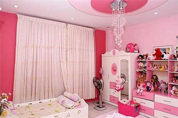 Kèm theo đó là không gian sống của hai vợ chồng và hai cô công chúa.