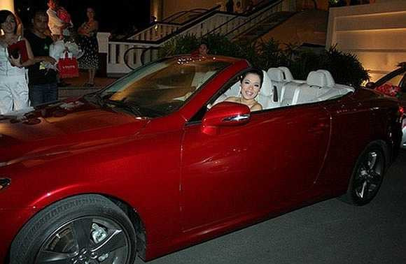 Mỹ Lệ còn đi chiếc Lexus mui trần màu đỏ có giá hơn 3 tỷ đồng mà chồng mua tặng trong dịp sinh nhật.