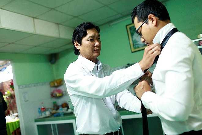 Trong khi Á hậu 2 Hoa hậu Phụ nữ Việt Nam 2005 được chuyên gia trang điểm chăm chút thì người nhà trợ giúp chú rể Huỳnh Đông chỉnh trang lại y phục. Nam diễn viên diện áo sơ-mi trắng và vest đen lịch lãm.
