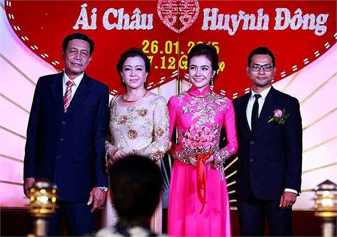 Đôi vợ chồng trẻ chụp ảnh cùng bố mẹ cô dâu.