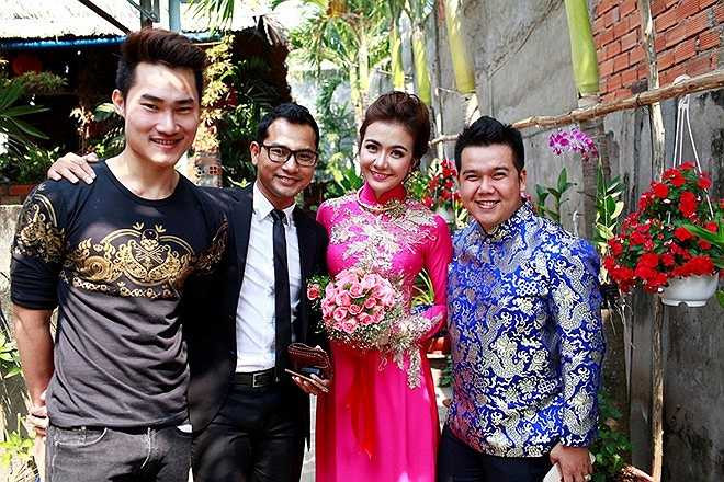 Cặp đôi tranh thủ chụp ảnh cùng ê-kíp gồm chuyên gia trang điểm Kent Nguyễn và NTK Minh Châu. Cô dâu Ái Châu trông trẻ trung và ngọt ngào trong bộ áo dài gam màu hồng tím lãng mạn, đính họa tiết 3D tinh tế. 