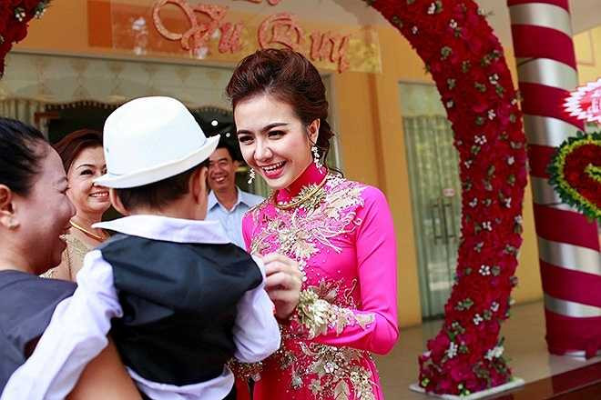 Ái Châu sinh năm1987, cô và Huỳnh Đông có hơn 4 năm yêu nhau. Theo tiết lộ của Ái Châu, cô biết Huỳnh Đông vào năm 2007 khi anh đang đóng phim Gọi giấc mơ về. Lúc đó, tôi không có ấn tượng với anh ấy. Người gì mà vừa xấu, vừa quê. Nói chung nhìn chẳng có gì đặc biệt, cuốn hút' - người đẹp cho biết. Cả hai nảy sinh tình cảm từ năm 2011 khi đóng chung một bộ phim.