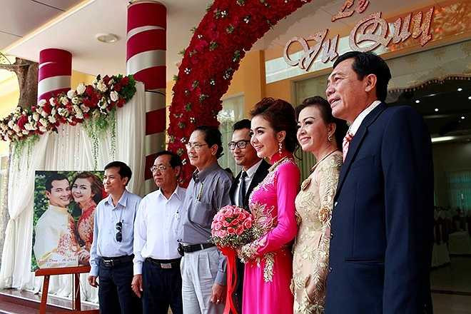 Trước giờ diễn ra hôn lễ, cặp vợ chồng son chụp ảnh cùng gia đình hai họ.