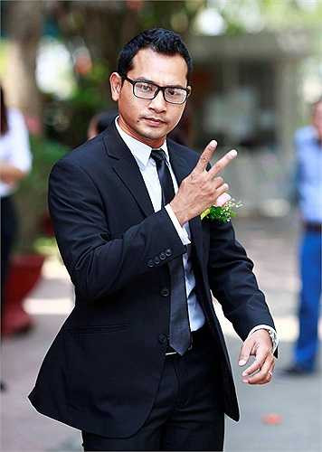 Chú rể nhí nhảnh trước ống kính. Anh được khán giả yêu mến qua các vai diễn trong phim Gọi giấc mơ về, Người cộng sự, Duyên nợ miền Tây, Người chồng điên... và lối sống kín đáo, bình dị.