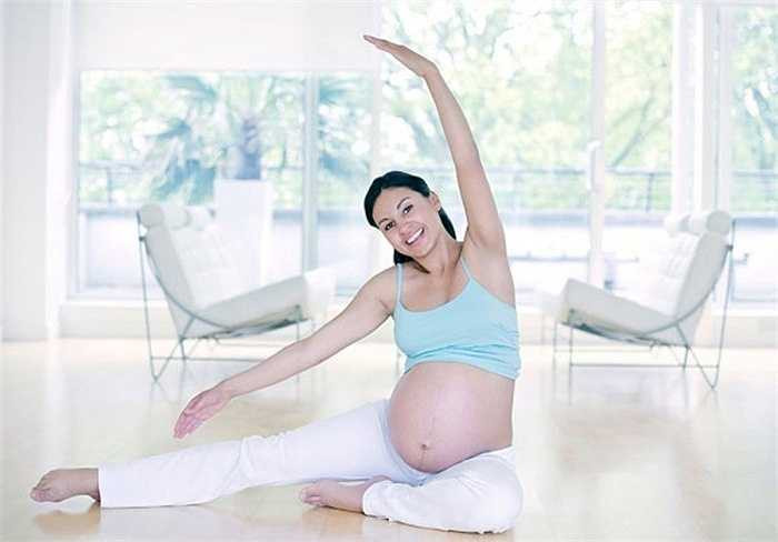 Tập thể dục đều đặn: Những bài tập thích hợp cho thai phụ là yoga, đi bộ chậm rãi, bơi… Mục đích của việc tập thể dục trong thời gian thai kì không chỉ giúp chị em dễ dàng giảm cân sau khi sinh, khiến việc sinh nở thuận lợi hơn mà còn chống lại các triệu chứng bất ổn trong thai kì, trong đó có táo bón.