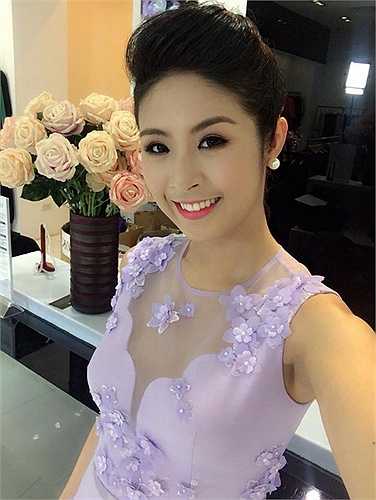 Ngọc Hân xinh đẹp rạng rỡ chụp ảnh 'tự sướng'.