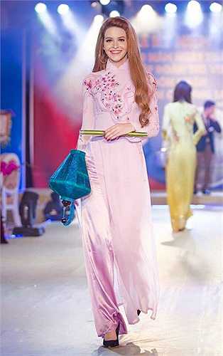 Andrea dịu dàng trong tà áo dài.