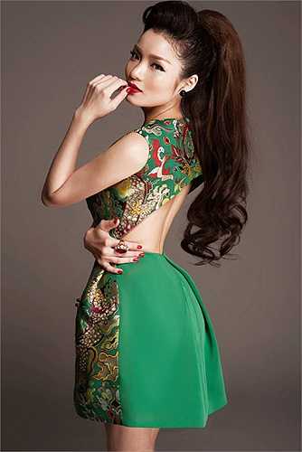 Thủy Top lưng trần gợi cảm.