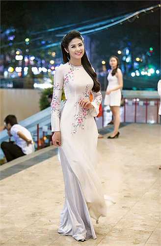 Ngọc Hân vừa ngồi ghế giám khảo cuộc thi Hoa hậu Việt Nam 2014.