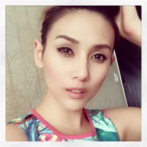 Võ Hoàng Yến nhí nhảnh tự chụp ảnh chia sẻ trên trang cá nhân.