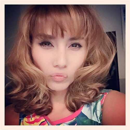 Sau tin đồn 'đập đá', Võ Hoàng Yến nhanh chóng lấy lại vẻ trẻ trung gợi cảm.