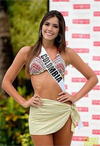 Paulina Vega trong phần trình diễn áo tắm ngoài trời. 