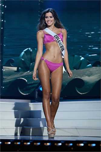 Paulina Vega sinh ra trong một gia đình rất đặc biệt. Bố mẹ cô đều là bác sỹ tim mạch, là cháu gái của nam ca sỹ huyền thoại Gatson Vega. Cô cũng là cháu gái của Elvira Castillo, người từng giành danh hiệu Hoa hậu Atlantico năm 1953. 