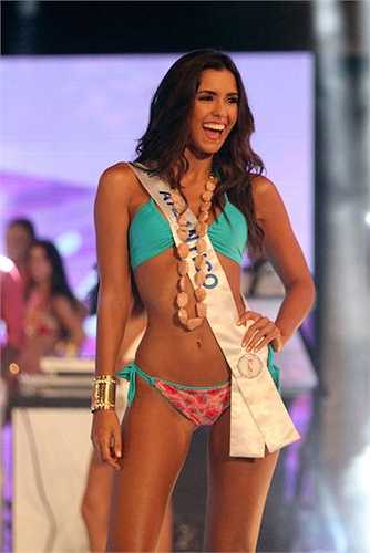 Vẻ đẹp rắn chắc, sexy của Paulina Vega trong trang phục áo tắm hai mảnh. 