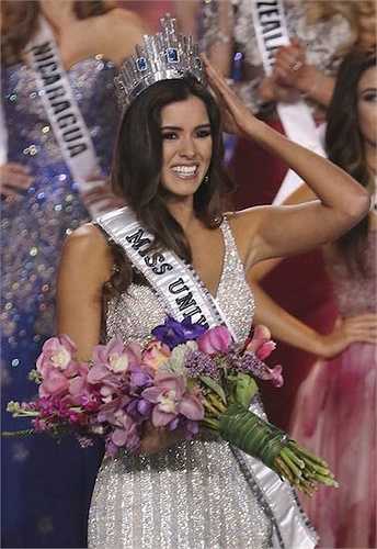 Khoảnh khắc đăng quang của Paulina Vega tại Hoa hậu hoàn vũ 2014. 