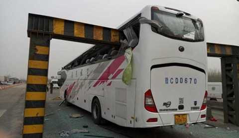 Xe bus Trung Quốc bị 'hớt nóc' bởi sương mù dày đặc