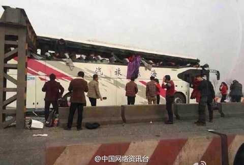 Xe bus Trung Quốc bị 'hớt nóc' bởi sương mù dày đặc