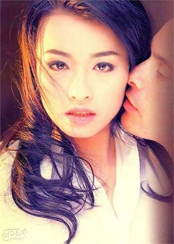 Bất cứ ai từng xem những bộ phim do họ Trương thủ vai đều khó quên thiếu nữ nhí nhảnh, đáng yêu, với khuôn mặt thanh tú và đôi má lúm đồng tiên. 