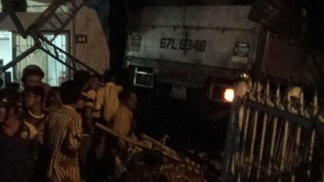 Xe tải 'càn quét' 7 ngôi nhà, ít nhất 1 người chết