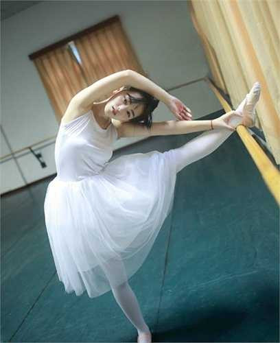 Hoàng Xán Xán (Huang Can Can), sinh năm 1995, học chuyên ngành diễn xuất của khoa nghệ thuật Đại học Vũ Hán.