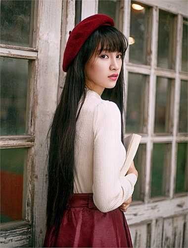 Hoa khôi có mái tóc đen dài, gây ấn tượng với vẻ đẹp cá tính, mạnh mẽ, luôn tích cực chụp ảnh quảng bá cho trường mình.