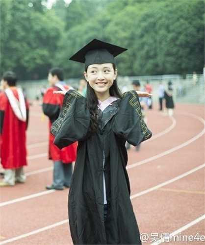 Ngô Thiến, sinh năm 1992, tốt nghiệp chuyên ngành diễn xuất của khoa nghệ thuật ĐH Vũ Hán năm 2014.