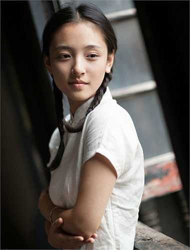 Năm 2011, Ngô Thiến giành giải Người đẹp ảnh trong cuộc thi chung kết người đẹp tỉnh Hồ Bắc. Nàng hoa khôi ĐH Vũ Hán trở nên nổi tiếng và được nhiều nam sinh mến mộ.